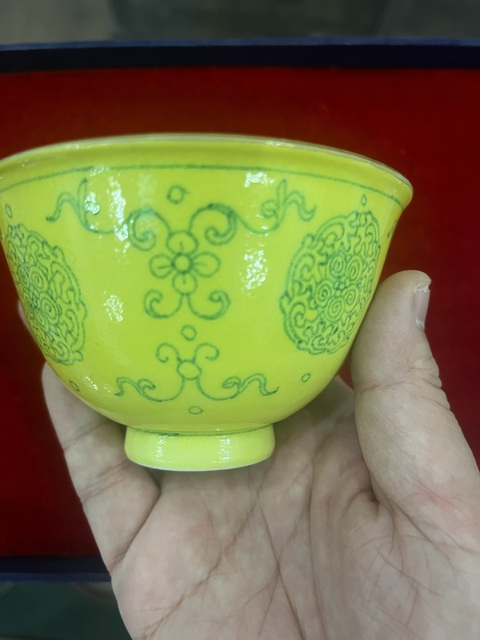 古玩陶瓷黃地綠彩團花紋茶圓真品鑒賞圖