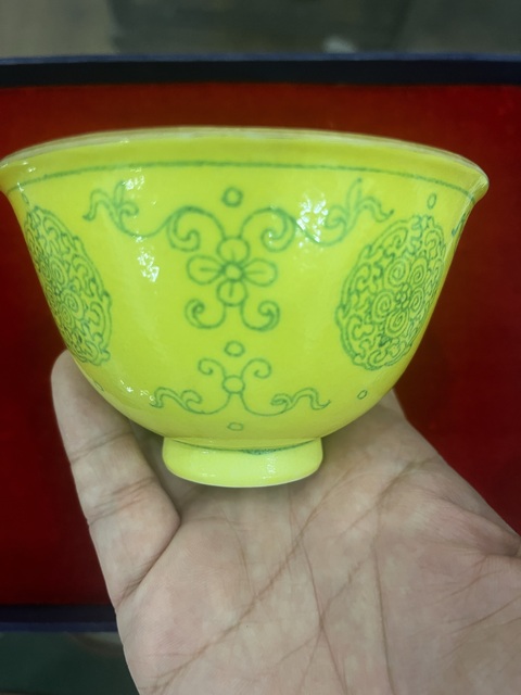 古玩陶瓷黃地綠彩團花紋茶圓真品鑒賞圖