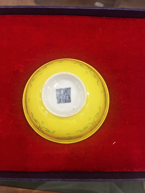 古玩陶瓷黃地綠彩團花紋茶圓真品鑒賞圖