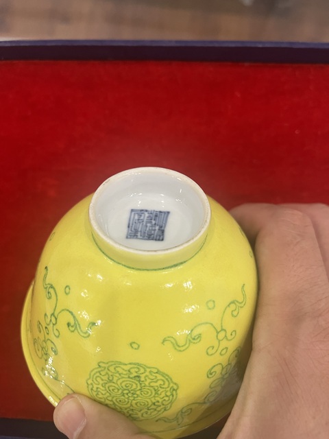 古玩陶瓷黃地綠彩團花紋茶圓真品鑒賞圖