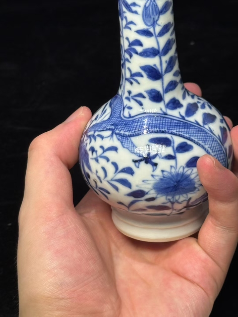 古玩陶瓷晚清青花龍紋瓶真品鑒賞圖