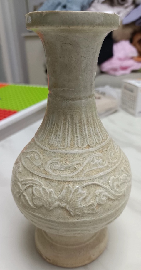古玩陶瓷云市窯青白釉花卉紋盤口瓶真品鑒賞圖