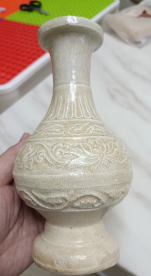 古玩陶瓷云市窯青白釉花卉紋盤口瓶真品鑒賞圖