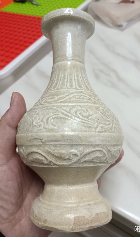 古玩陶瓷云市窯青白釉花卉紋盤口瓶真品鑒賞圖