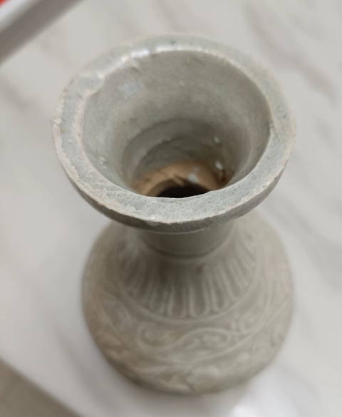 古玩陶瓷云市窯青白釉花卉紋盤口瓶真品鑒賞圖
