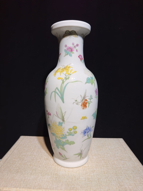 古玩陶瓷蟲草紋粉彩盤口瓶真品鑒賞圖