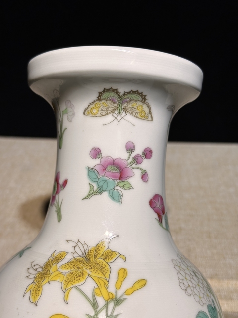 古玩陶瓷蟲草紋粉彩盤口瓶真品鑒賞圖