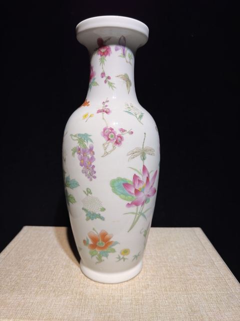 古玩陶瓷蟲草紋粉彩盤口瓶真品鑒賞圖