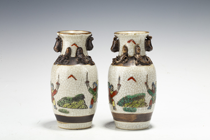 古玩陶瓷清末民初·哥釉五彩刀馬人物紋雙耳小瓶一對
真品鑒賞圖