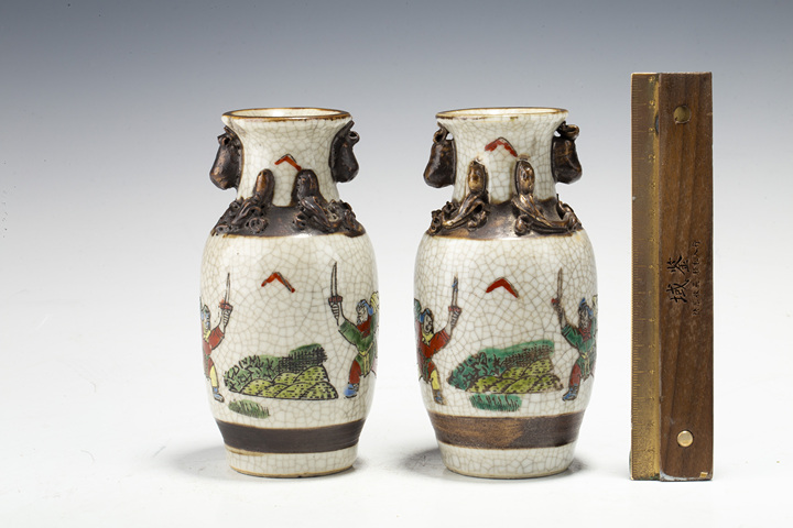 古玩陶瓷清末民初·哥釉五彩刀馬人物紋雙耳小瓶一對
真品鑒賞圖