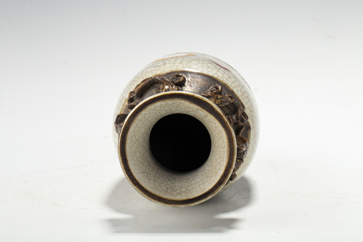 古玩陶瓷清末民初·哥釉五彩刀馬人物紋雙耳小瓶一對
真品鑒賞圖