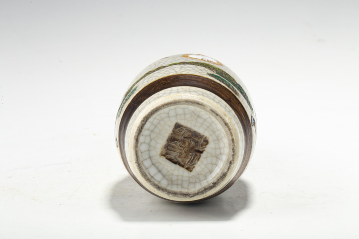 古玩陶瓷清末民初·哥釉五彩刀馬人物紋雙耳小瓶一對
真品鑒賞圖