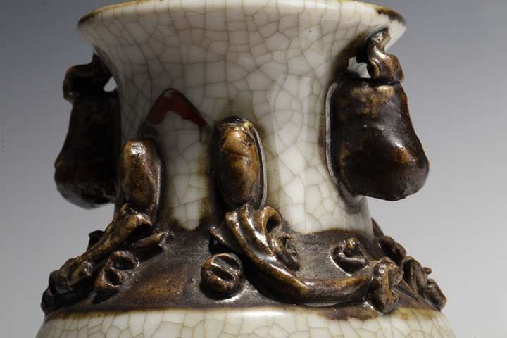 古玩陶瓷清末民初·哥釉五彩刀馬人物紋雙耳小瓶一對
真品鑒賞圖