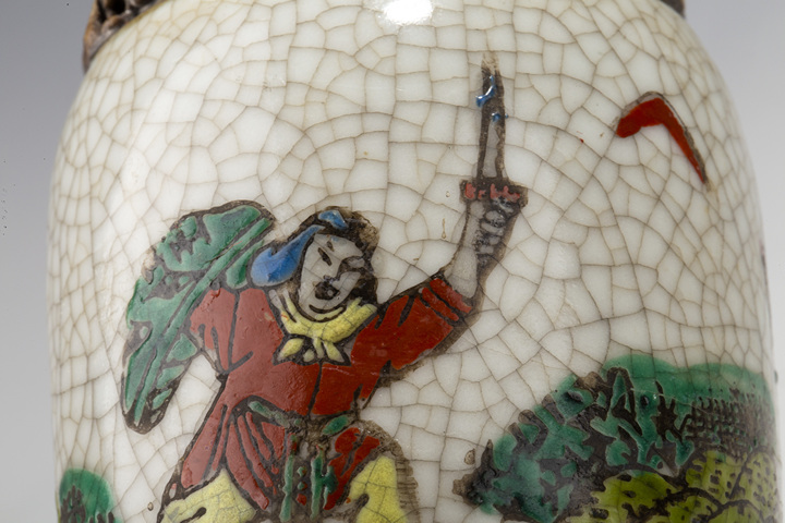 古玩陶瓷清末民初·哥釉五彩刀馬人物紋雙耳小瓶一對
真品鑒賞圖