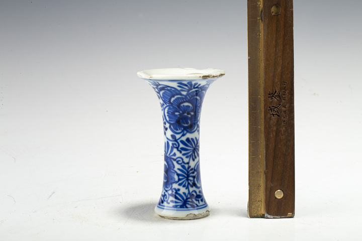 古玩陶瓷清康熙·青花纏枝牡丹紋小花觚
真品鑒賞圖
