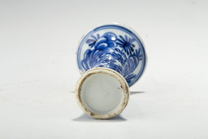 古玩陶瓷清康熙·青花纏枝牡丹紋小花觚
真品鑒賞圖
