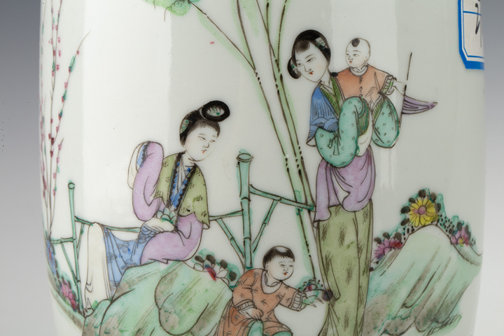 古玩陶瓷民國·余遠生作粉彩仕女教子圖蝠耳瓶拍賣，當前價格128元