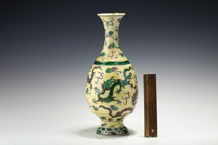 古玩陶瓷清末民初·黃地素三彩五龍圖瓶拍賣(mài)，當(dāng)前價(jià)格4952元