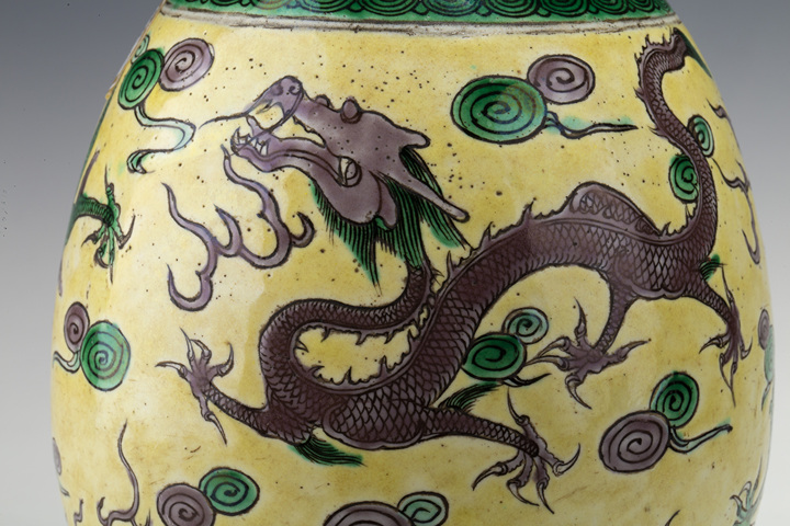 古玩陶瓷清末民初·黃地素三彩五龍圖瓶拍賣(mài)，當(dāng)前價(jià)格4952元
