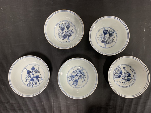 古玩陶瓷松鼠葡萄紋青花碗真品鑒賞圖