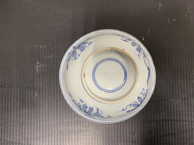 古玩陶瓷松鼠葡萄紋青花碗真品鑒賞圖