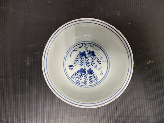 古玩陶瓷松鼠葡萄紋青花碗真品鑒賞圖