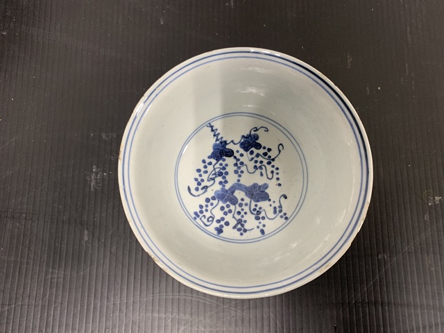 古玩陶瓷松鼠葡萄紋青花碗真品鑒賞圖