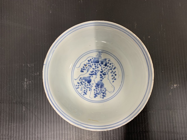 古玩陶瓷松鼠葡萄紋青花碗真品鑒賞圖