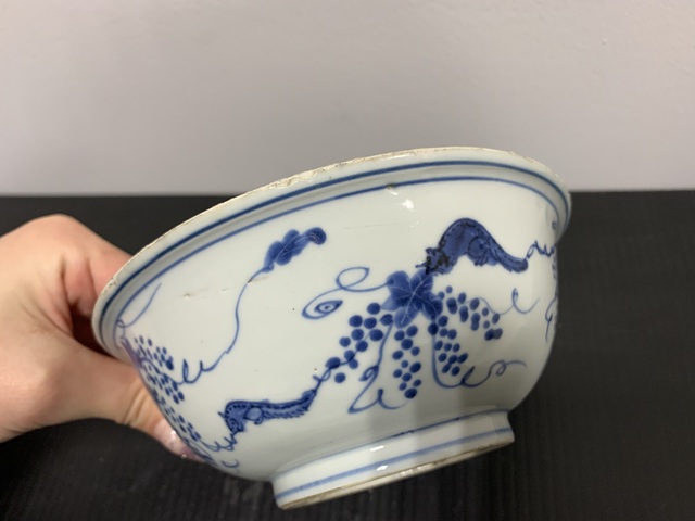 古玩陶瓷松鼠葡萄紋青花碗真品鑒賞圖