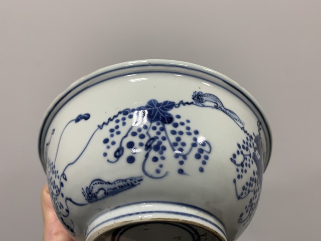 古玩陶瓷松鼠葡萄紋青花碗真品鑒賞圖