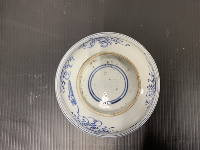 古玩陶瓷松鼠葡萄紋青花碗真品鑒賞圖