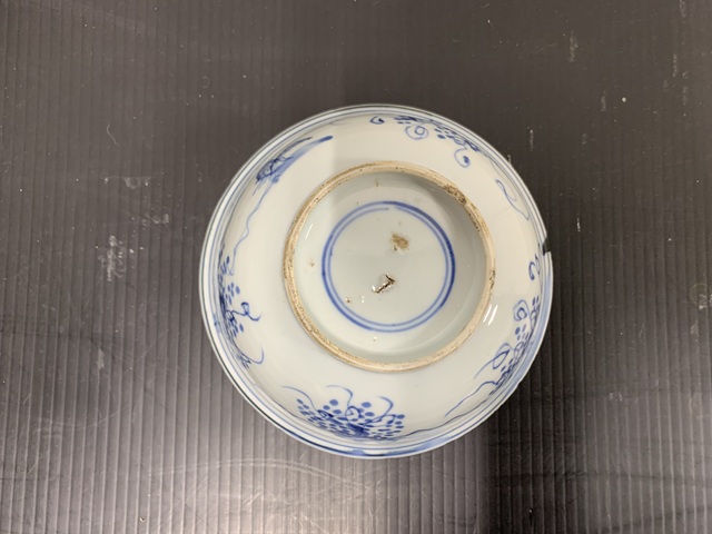 古玩陶瓷松鼠葡萄紋青花碗真品鑒賞圖