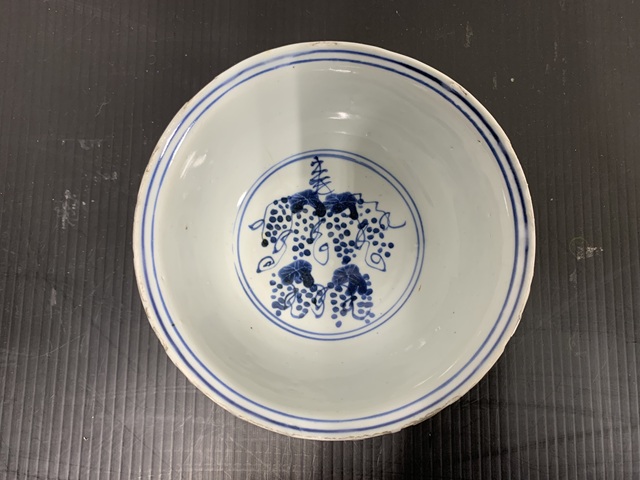 古玩陶瓷松鼠葡萄紋青花碗真品鑒賞圖