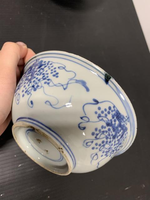 古玩陶瓷松鼠葡萄紋青花碗真品鑒賞圖