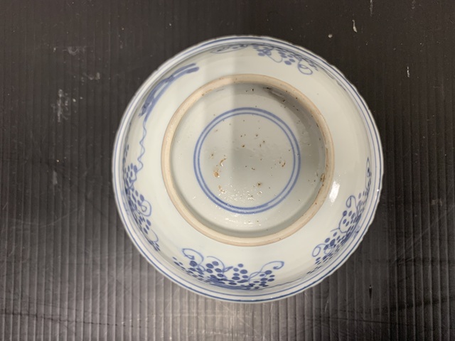 古玩陶瓷松鼠葡萄紋青花碗真品鑒賞圖