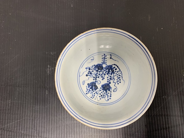 古玩陶瓷松鼠葡萄紋青花碗真品鑒賞圖