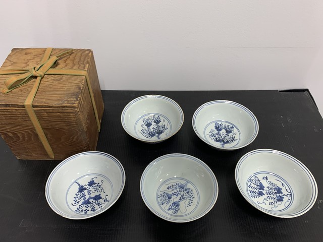 古玩陶瓷松鼠葡萄紋青花碗真品鑒賞圖