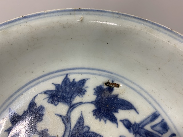 古玩陶瓷樹石欄桿青花盤真品鑒賞圖