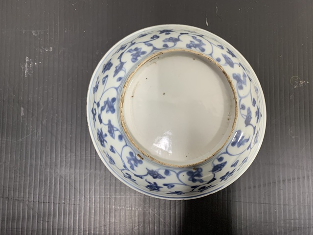 古玩陶瓷樹石欄桿青花盤真品鑒賞圖