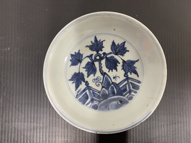 古玩陶瓷樹石欄桿青花盤真品鑒賞圖