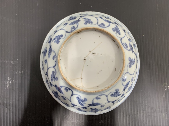 古玩陶瓷樹石欄桿青花盤真品鑒賞圖
