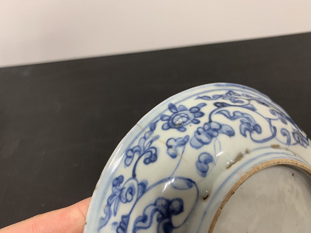 古玩陶瓷樹石欄桿青花盤真品鑒賞圖