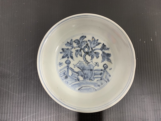 古玩陶瓷樹石欄桿青花盤真品鑒賞圖