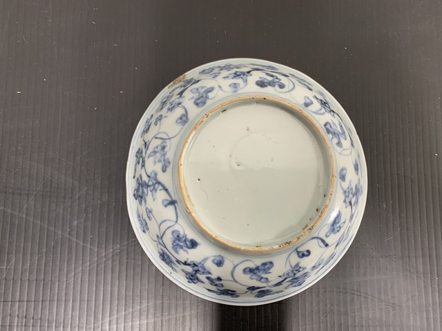 古玩陶瓷樹石欄桿青花盤真品鑒賞圖