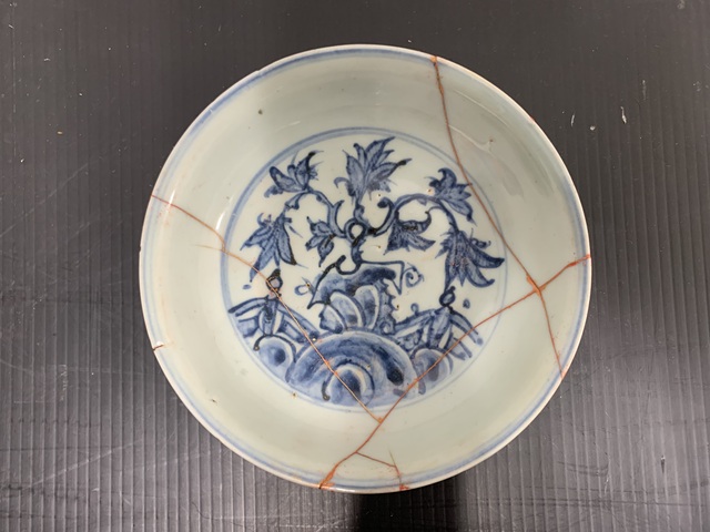 古玩陶瓷樹石欄桿青花盤真品鑒賞圖