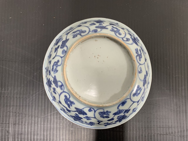 古玩陶瓷樹石欄桿青花盤真品鑒賞圖