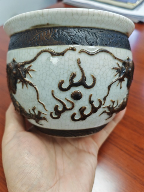 古玩陶瓷晚清哥釉鐵骨泥堆塑龍紋卷缸真品鑒賞圖