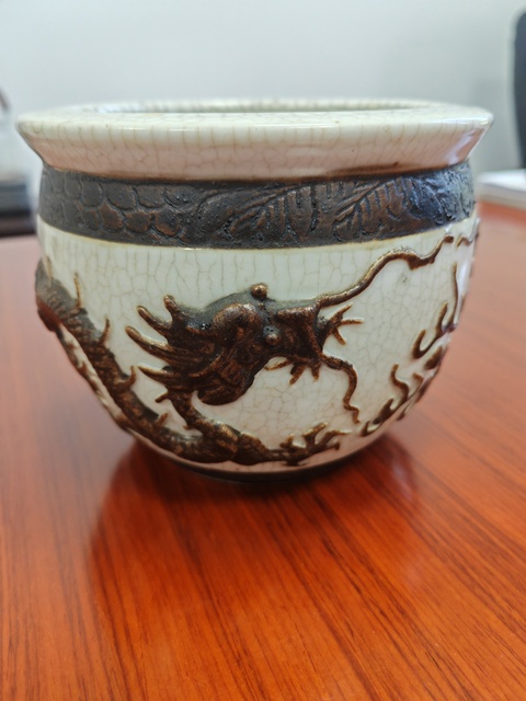 古玩陶瓷晚清哥釉鐵骨泥堆塑龍紋卷缸真品鑒賞圖