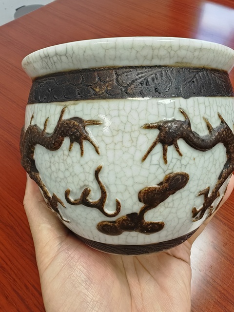 古玩陶瓷晚清哥釉鐵骨泥堆塑龍紋卷缸真品鑒賞圖