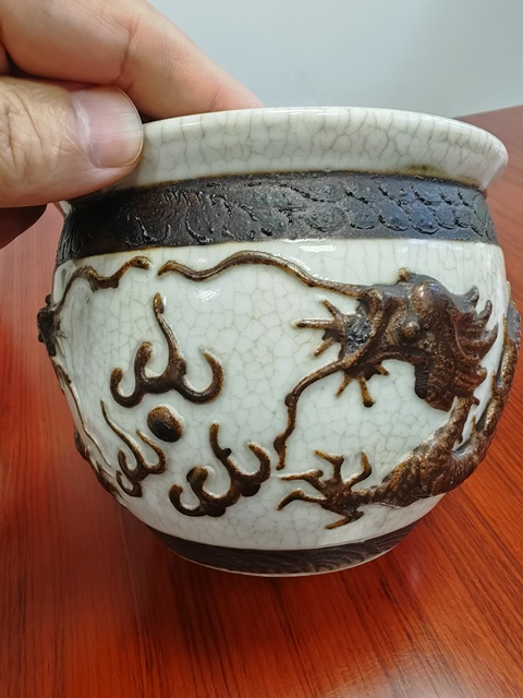古玩陶瓷晚清哥釉鐵骨泥堆塑龍紋卷缸真品鑒賞圖